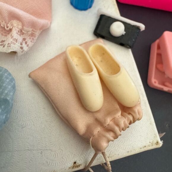 Mattel Barbie and Ken Book 300 piece bundle video #3/4 - Picture 3 of 7